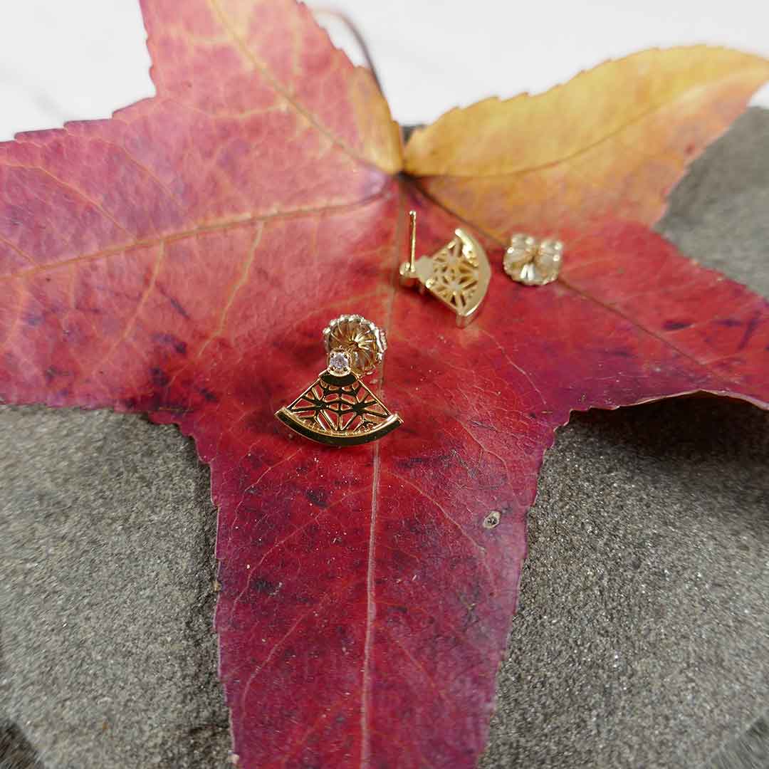 ancient design earrings gold and diamonds