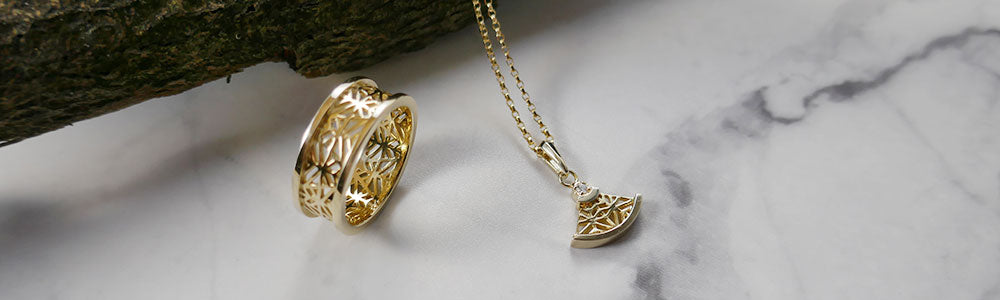 Superb necklace to up-style jeans paired with a feminine blouse
