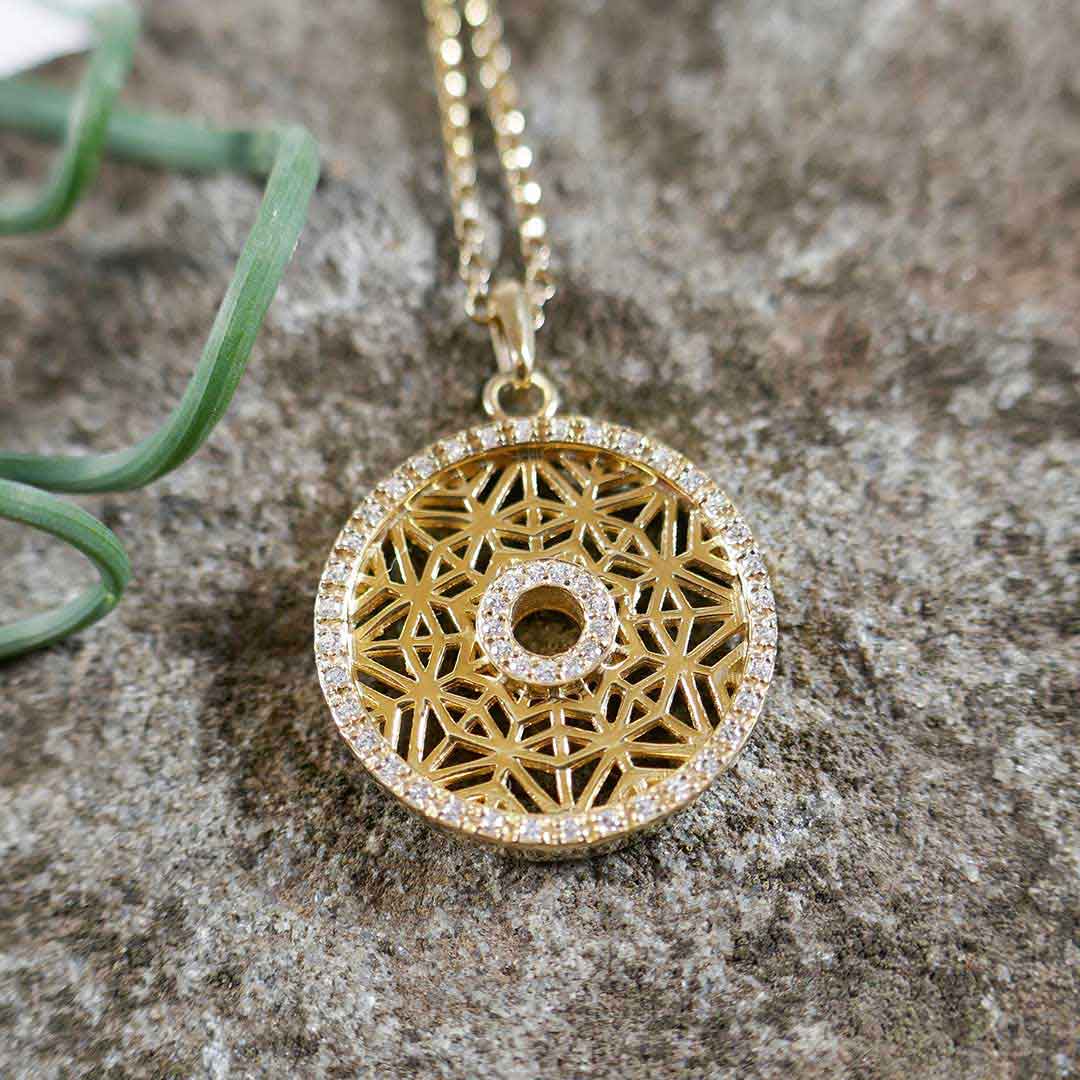 ancient motif necklace gold and diamonds