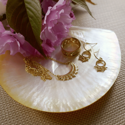 shell tray with gold and diamond jewelry